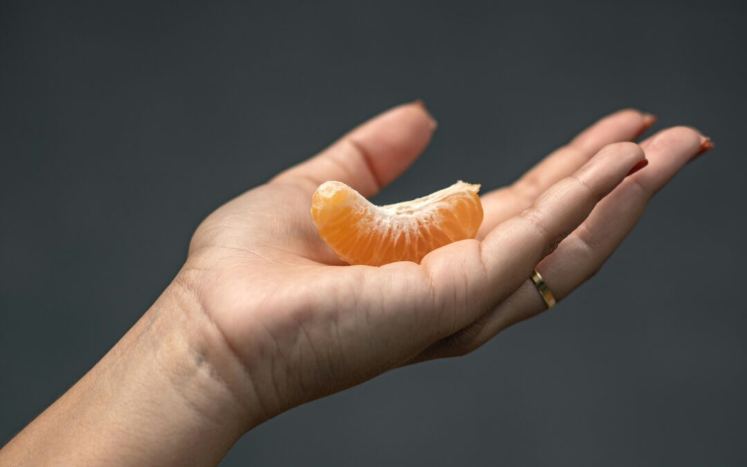 peeling du visage mandarine dans une main