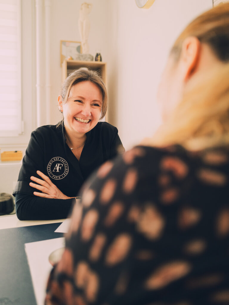 Stéphanie, experte en soins du visage à Valence, reçoit une cliente.