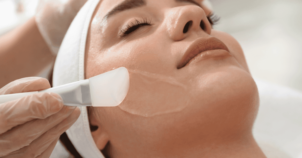 Séance de peeling aux AHA avant un pratiquer un plasma froid pour le visage.