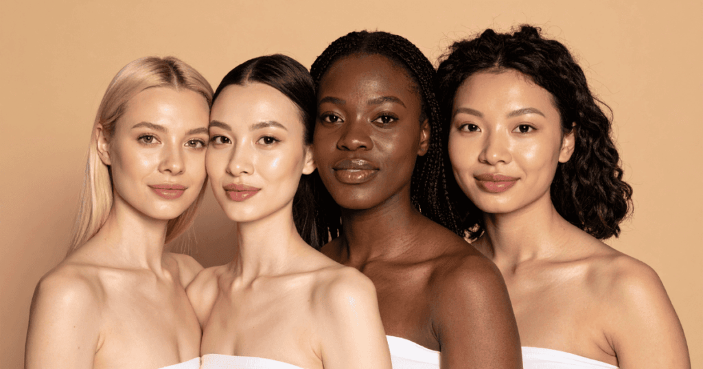 4 femmes présentant une belle peau lisse et lumineuse.
