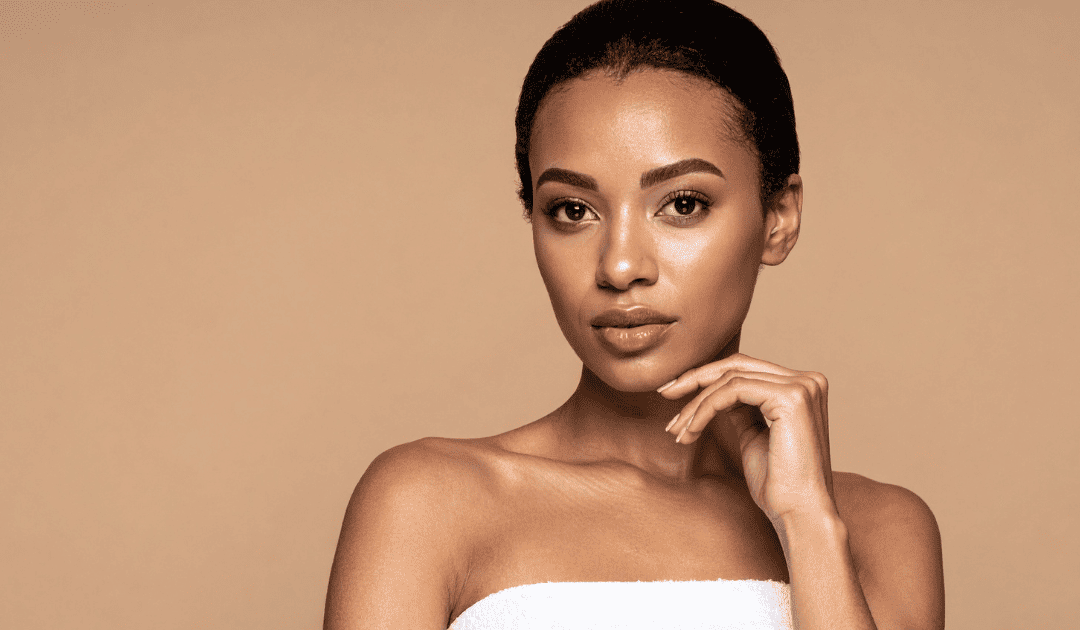 Portrait d'une femme avec une belle peau qui sait comment avoir un teint lumineux grâce à une routine adaptée.