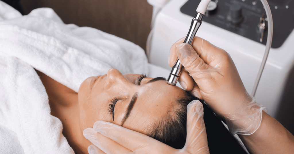 femme profitant d'un soin pour le visage en institut